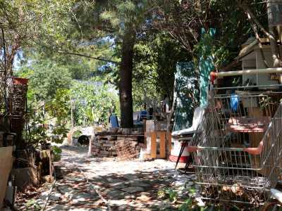 Qui del resto non si butta via niente: dalle lanterne, ai carrelli per la spesa...